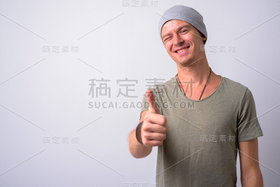 白色背景下的年轻男子肖像