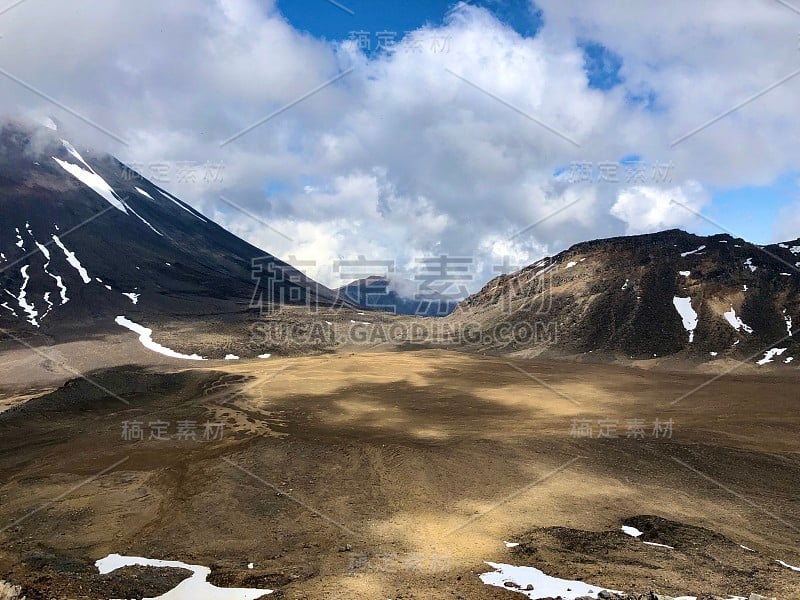 火山景观在汤加里罗高山路口，南火山口阶段覆盖着积雪。北岛，新西兰