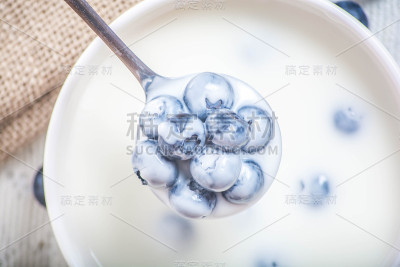 鲜嫩多汁的蓝莓配酸奶