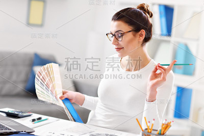 在家办公的女性