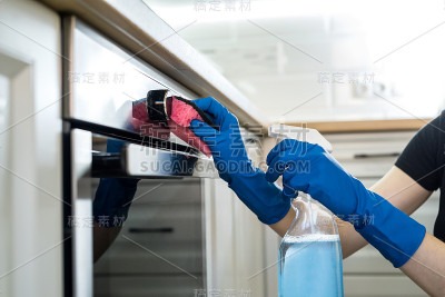 清洗的概念。一个女人在厨房里清洗