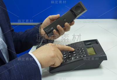 办公室职员正在打电话