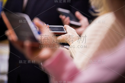西装革履的抽象男士对记者讲话