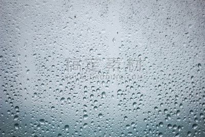 雨在玻璃抽象的背景