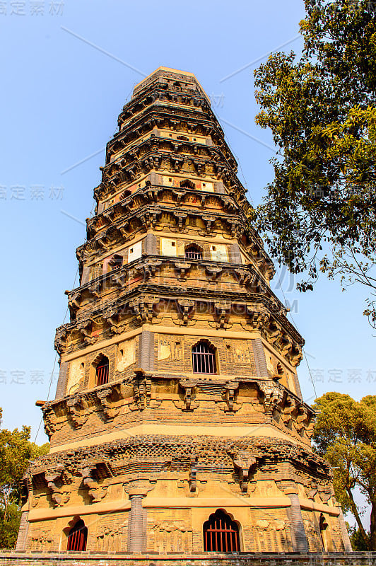 云雁塔(Tiger Hill Pagoda)位于中国东部江苏省苏州市的虎山上。