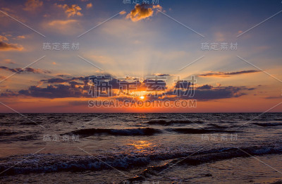 海上壮丽的日落