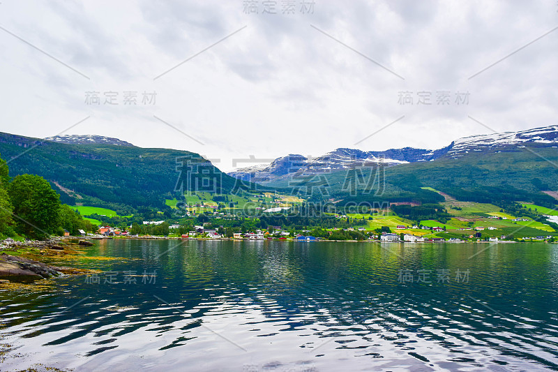 美丽的Innvik峡湾和来自Innvik村的山脉景观。挪威。