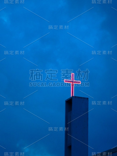 红色的十字架明亮地照耀在教堂的柱顶