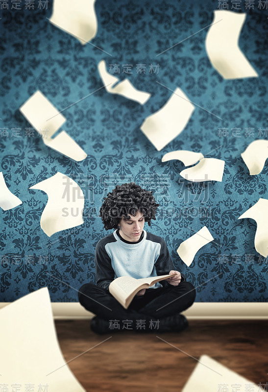 一个年轻人在看书