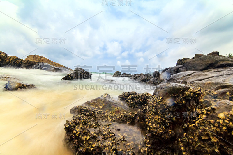 海浪打在海滩上的石头上