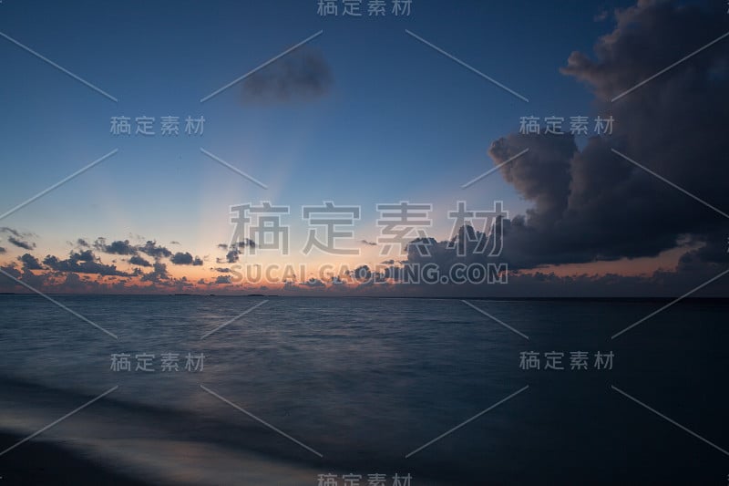 海滩上的日落和美丽的天空