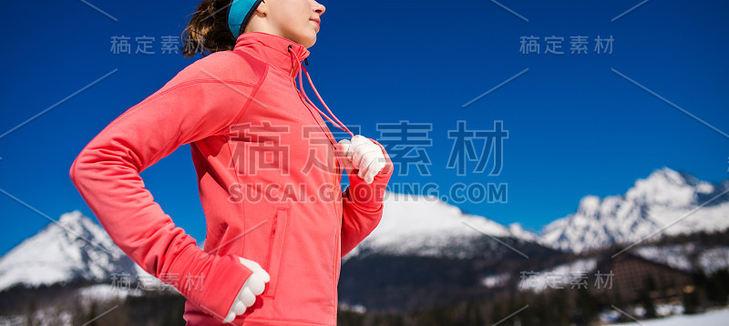 年轻女性慢跑
