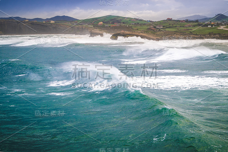 Bahia de Suances在暴风雨天与强大的波浪和戏剧性的天空