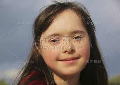 美丽女孩微笑的肖像