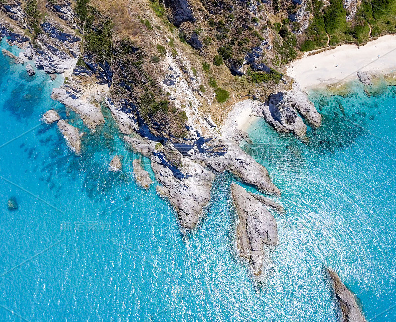 全景俯瞰美丽的海岸线和岩石