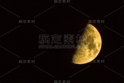 一半的黄色月亮
