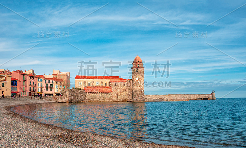 Collioure、法国。科利乌尔教堂，天使圣母院和科利乌尔皇家城堡。