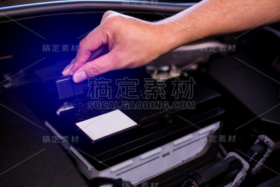 自己检查和维护汽车电池。维修汽车或车辆。