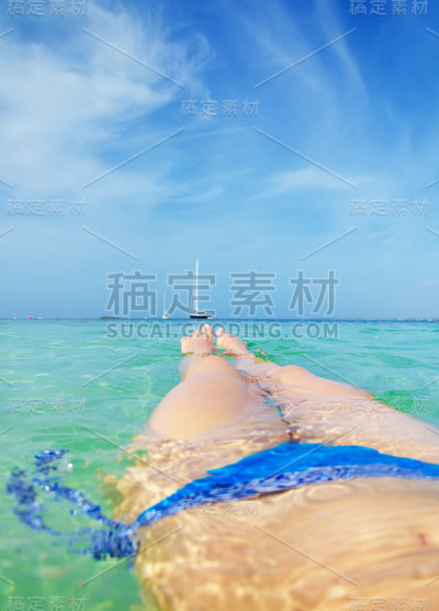 在水里游泳的女人。