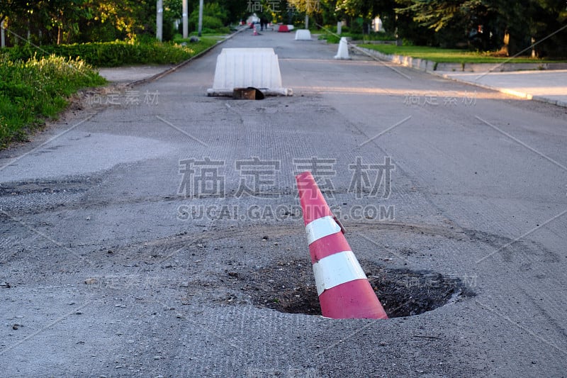 道路施工。警告标志。更换路面