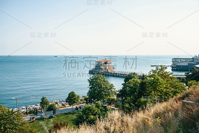 从伊斯坦布尔东部可以看到美丽的博斯普鲁斯海峡。火鸡旅游,休闲,海岸。