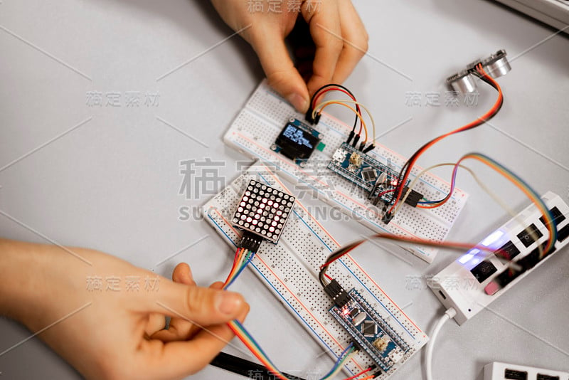 专业工程师用PCB控制器和带数字的计数器组装器件细节