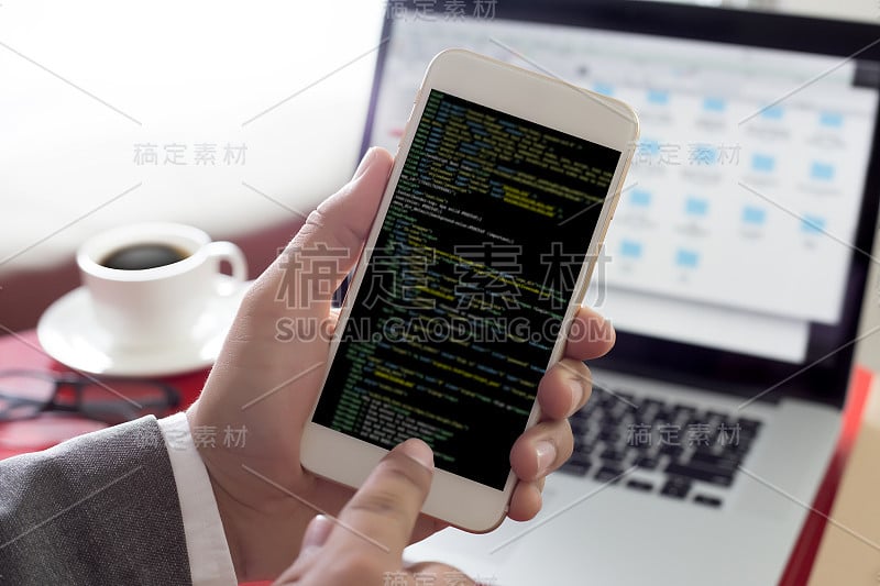 开发团队工作笔记本电脑移动应用软件和网页设计在线技术内容脚本显示