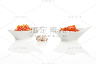 红色鱼子酱孤立在白色。