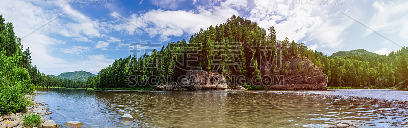 沿山的河流
