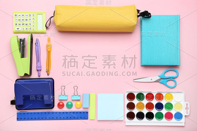 粉红色背景的学校用品