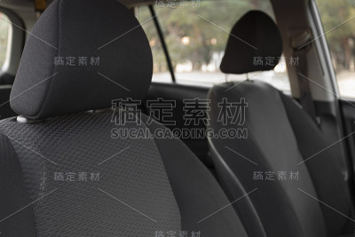汽车内部，前座的一部分，靠近