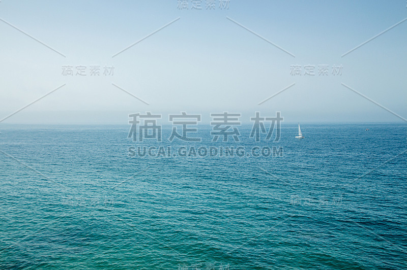 大西洋，西班牙海岸，游艇在地平线上。Beauriful海景