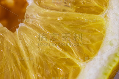 柠檬片靠近