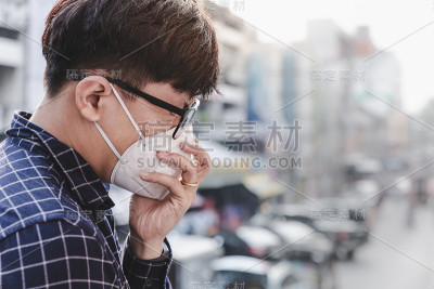 亚洲人外出时戴口罩以保护自己免受空气污染