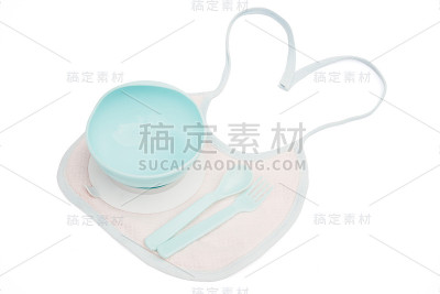 婴儿碗，勺子，叉子和围嘴与剪切路径