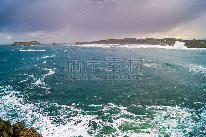 Bahia de Suances在暴风雨天与强大的波浪和戏剧性的天空