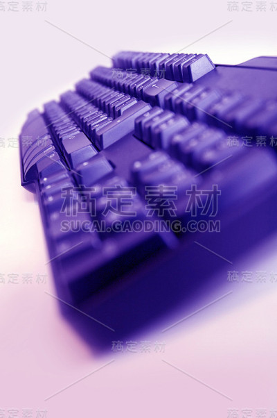 带蓝色滤镜的电脑键盘