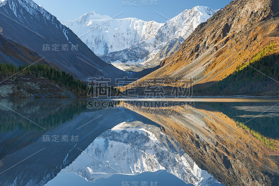 美丽的秋景，阿尔泰山俄。