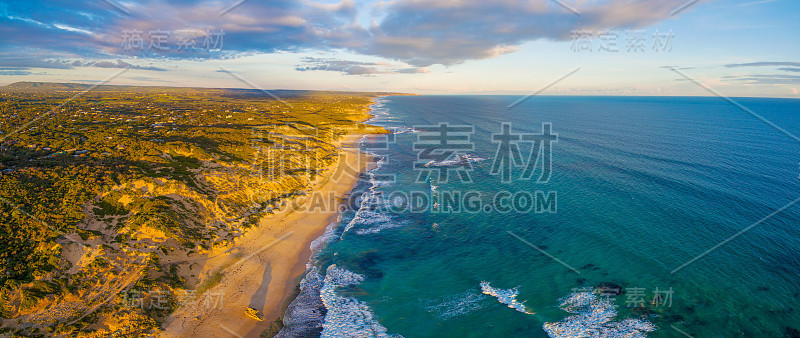 日落时美丽的海岸线鸟瞰图