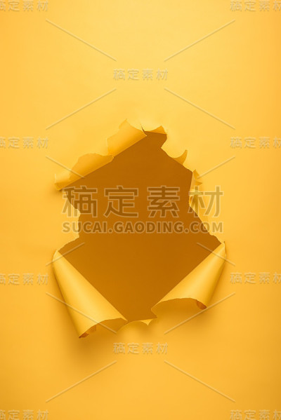 黄色纸上有撕裂的洞，带有复制空间