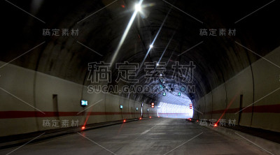 隧道出口有亮光