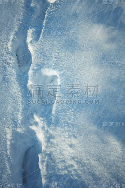 雪地上有深深的脚印