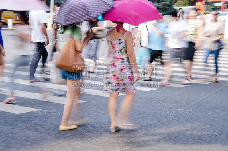 人们走在大城市的街道上