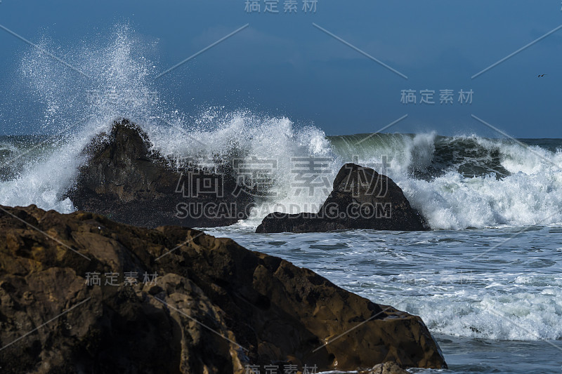 海浪拍打着海滩