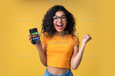 迷人的年轻非洲裔美国女孩的肖像