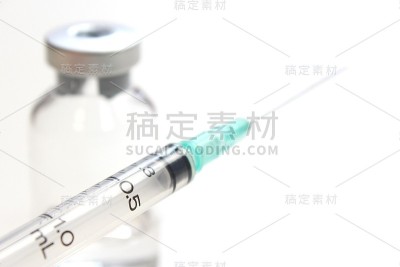 装满药瓶和注射器