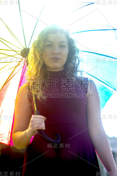一个在阳光明媚的日子里打着伞的漂亮女人