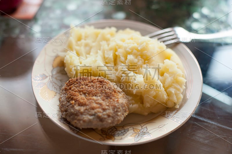 肉饼配马铃薯泥