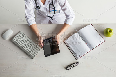 桌面的作物医生