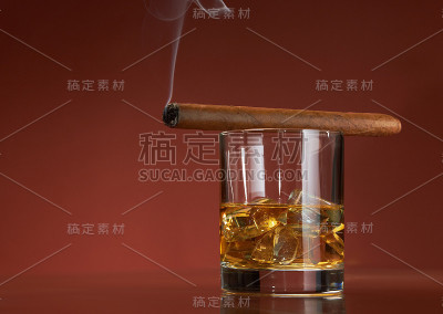 威士忌加冰块和雪茄，棕色